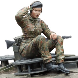 1/16 Figure Kit German Female Gunner